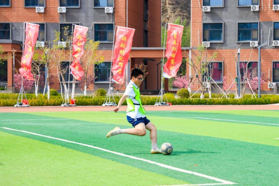 足球比赛中再现神奇一幕，精妙技术展现